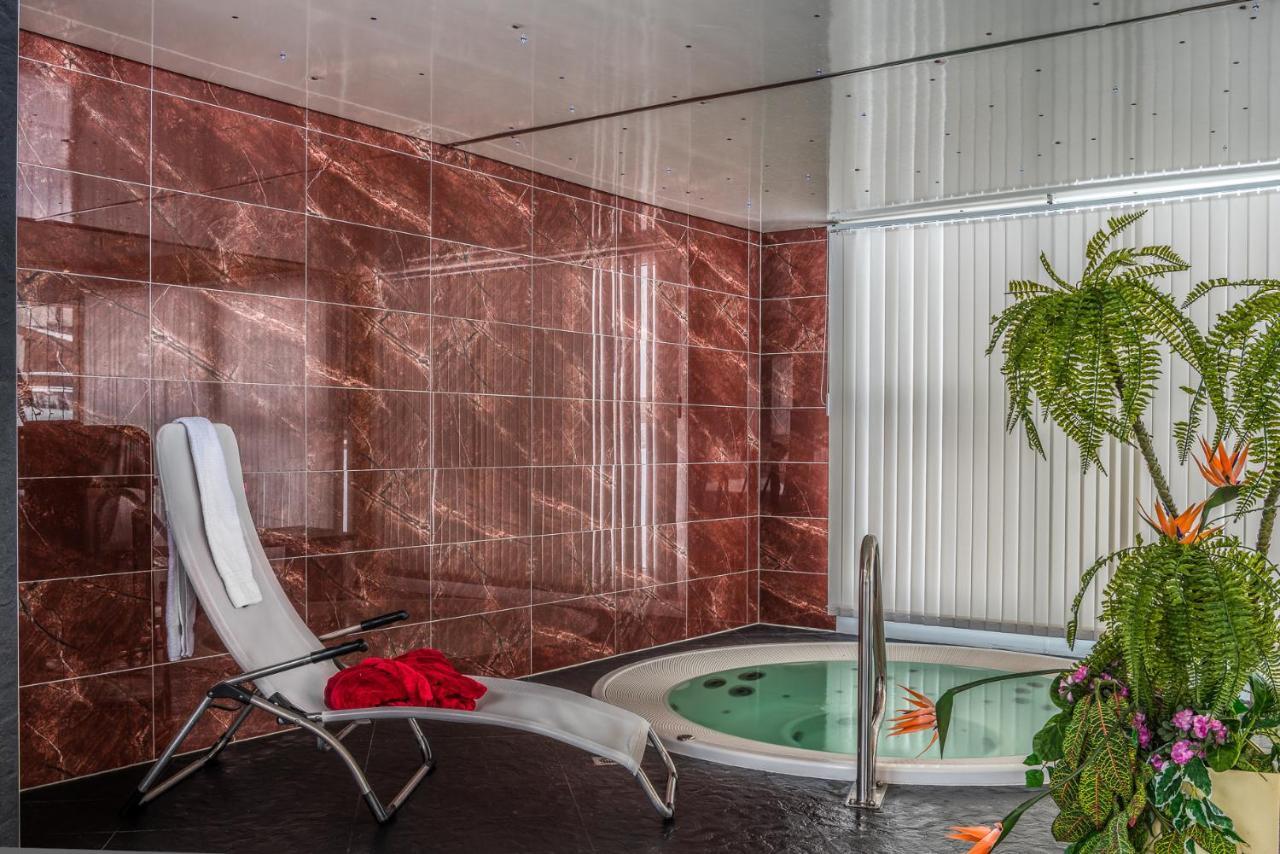 Wellness- Und Schneesporthotel Christiania Saas-Almagell ภายนอก รูปภาพ